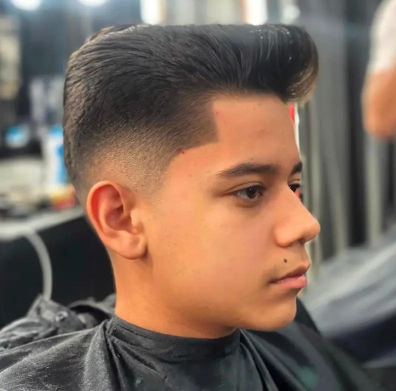 Pompadour mit sauberem Taper Fade