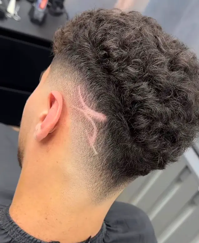 Locken mit Fade und rasiertem Haar-Design