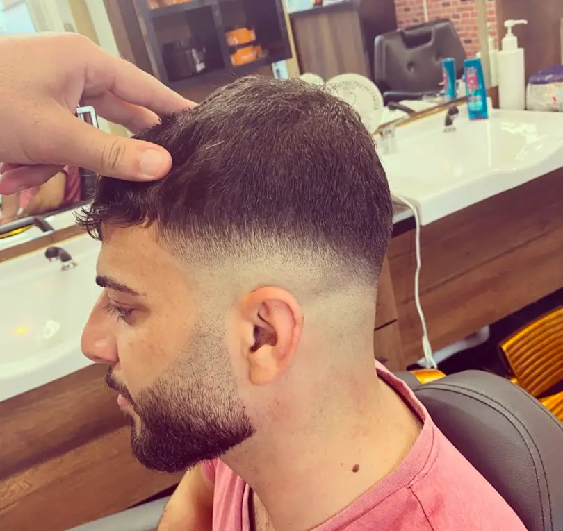 Skin Fade mit konturiertem Bart